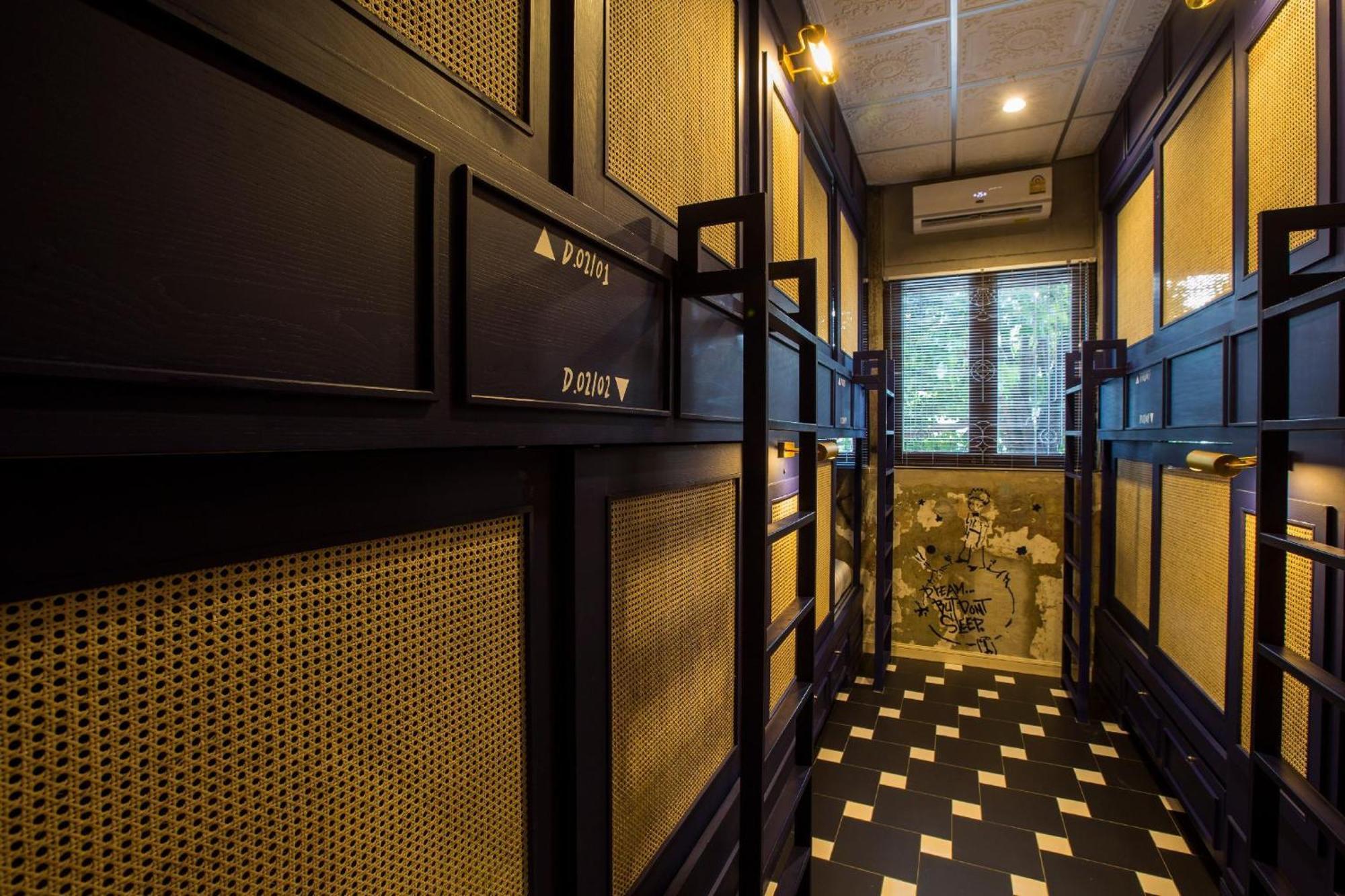 Azure Hostel Bangkok Exterior photo